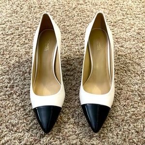 Michael Kors ivory/patent leather pumps